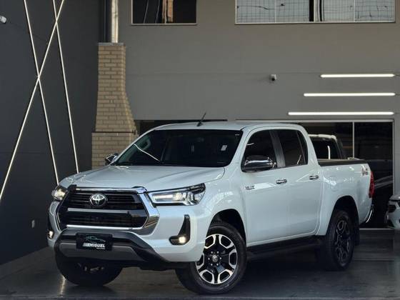 TOYOTA HILUX 2.8 D-4D TURBO DIESEL CD SRX 4X4 AUTOMÁTICO TOYOTA HILUX 2.8 D-4D TURBO DIESEL CD SRX 4X4 AUTOMÁTICO